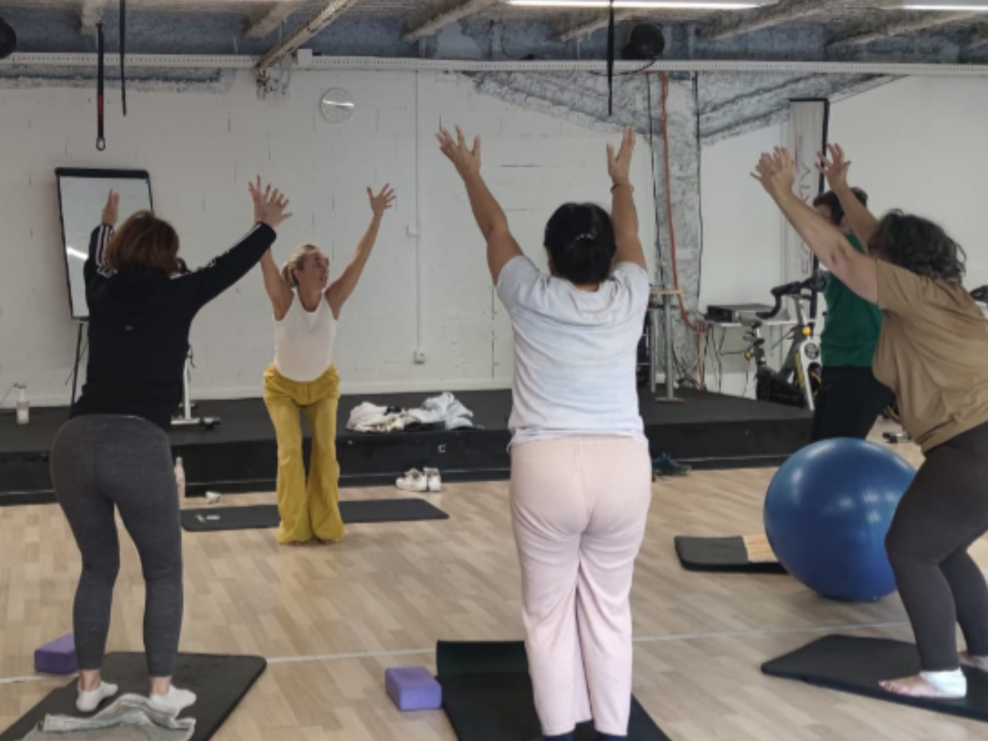 Participantes à un atelier collectif de yoga